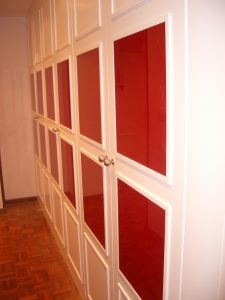 Frente de armario lacado en blanco con cristal lacovel rojo